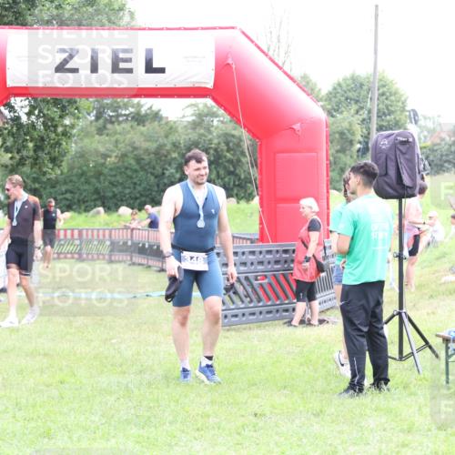 21.06.2026 - 29. Vierlanden-Triathlon Andreas Tolksdorf http://msf.ph/oto/9875267 21.06.2026 11:07:36 Ziel 207, 207 meine-sportfotos.de