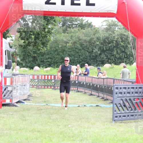 21.06.2026 - 29. Vierlanden-Triathlon Andreas Tolksdorf http://msf.ph/oto/9875316 21.06.2026 11:07:41 Ziel 207, 207 meine-sportfotos.de
