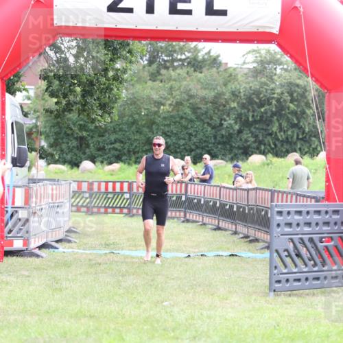 21.06.2026 - 29. Vierlanden-Triathlon Andreas Tolksdorf http://msf.ph/oto/9875323 21.06.2026 11:07:41 Ziel 207, 207 meine-sportfotos.de