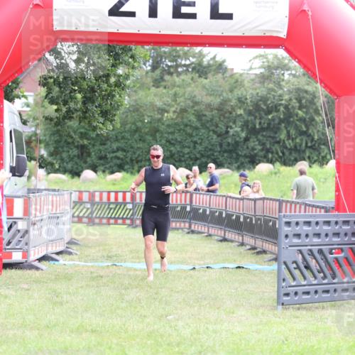 21.06.2026 - 29. Vierlanden-Triathlon Andreas Tolksdorf http://msf.ph/oto/9875345 21.06.2026 11:07:41 Ziel 207, 207 meine-sportfotos.de