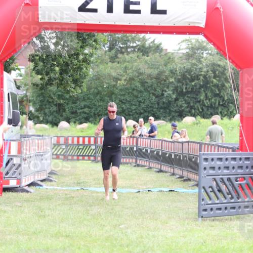 21.06.2026 - 29. Vierlanden-Triathlon Andreas Tolksdorf http://msf.ph/oto/9875352 21.06.2026 11:07:41 Ziel 207, 207 meine-sportfotos.de