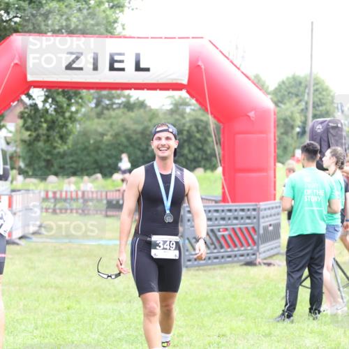 21.06.2026 - 29. Vierlanden-Triathlon Andreas Tolksdorf http://msf.ph/oto/9875688 21.06.2026 11:08:16 Ziel  meine-sportfotos.de