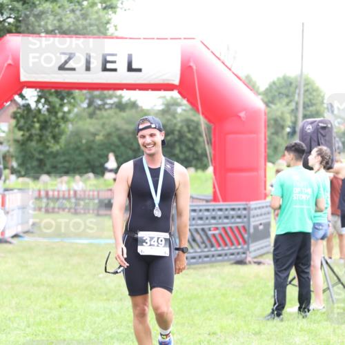 21.06.2026 - 29. Vierlanden-Triathlon Andreas Tolksdorf http://msf.ph/oto/9875708 21.06.2026 11:08:16 Ziel  meine-sportfotos.de