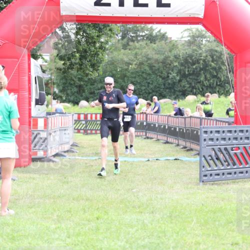 21.06.2026 - 29. Vierlanden-Triathlon Andreas Tolksdorf http://msf.ph/oto/9875719 21.06.2026 11:08:46 Ziel 324, 429, 324, 429 meine-sportfotos.de