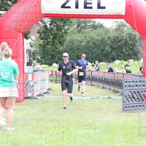 21.06.2026 - 29. Vierlanden-Triathlon Andreas Tolksdorf http://msf.ph/oto/9875751 21.06.2026 11:08:46 Ziel 324, 429, 324, 429 meine-sportfotos.de