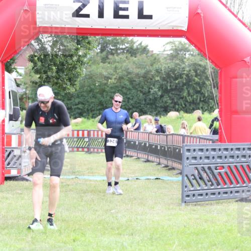 21.06.2026 - 29. Vierlanden-Triathlon Andreas Tolksdorf http://msf.ph/oto/9875862 21.06.2026 11:08:48 Ziel 324, 429, 324, 429 meine-sportfotos.de