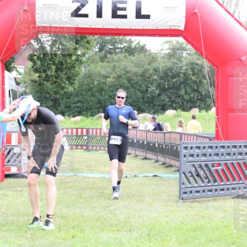21.06.2026 - 29. Vierlanden-Triathlon Andreas Tolksdorf http://msf.ph/oto/9875963 21.06.2026 11:08:49 Ziel 324, 429, 324, 429 meine-sportfotos.de