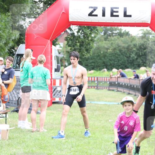 21.06.2026 - 29. Vierlanden-Triathlon Andreas Tolksdorf http://msf.ph/oto/9876239 21.06.2026 11:09:20 Ziel  meine-sportfotos.de
