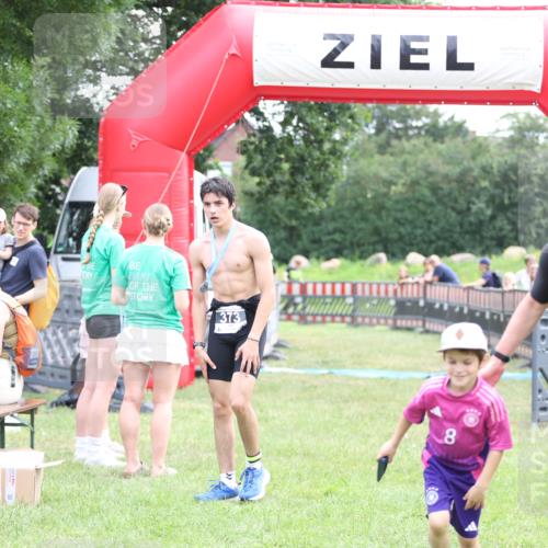 21.06.2026 - 29. Vierlanden-Triathlon Andreas Tolksdorf http://msf.ph/oto/9876284 21.06.2026 11:09:20 Ziel  meine-sportfotos.de
