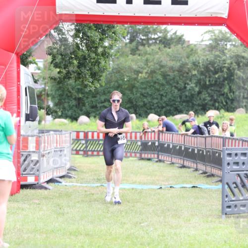 21.06.2026 - 29. Vierlanden-Triathlon Andreas Tolksdorf http://msf.ph/oto/9876355 21.06.2026 11:09:33 Ziel 350, 350 meine-sportfotos.de