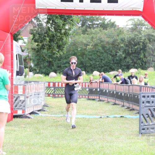 21.06.2026 - 29. Vierlanden-Triathlon Andreas Tolksdorf http://msf.ph/oto/9876361 21.06.2026 11:09:33 Ziel 350, 350 meine-sportfotos.de