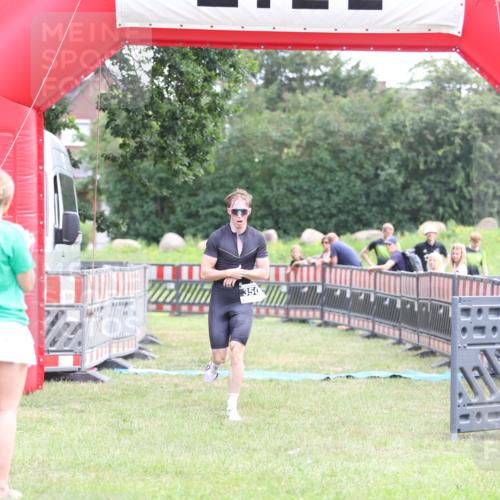 21.06.2026 - 29. Vierlanden-Triathlon Andreas Tolksdorf http://msf.ph/oto/9876380 21.06.2026 11:09:33 Ziel 350, 350 meine-sportfotos.de