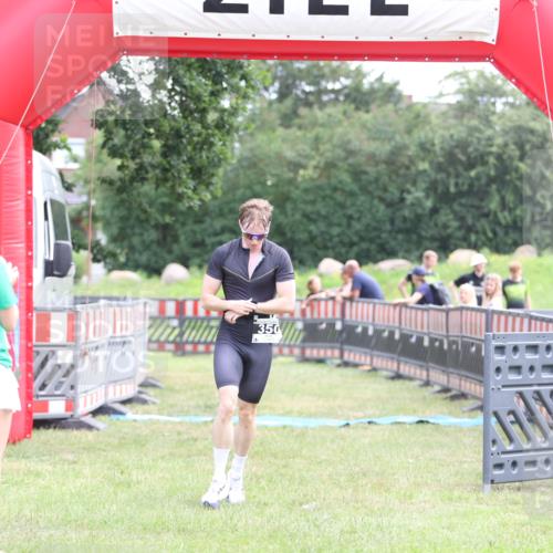 21.06.2026 - 29. Vierlanden-Triathlon Andreas Tolksdorf http://msf.ph/oto/9876389 21.06.2026 11:09:34 Ziel 350, 350 meine-sportfotos.de
