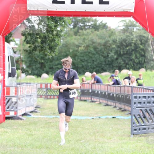 21.06.2026 - 29. Vierlanden-Triathlon Andreas Tolksdorf http://msf.ph/oto/9876404 21.06.2026 11:09:34 Ziel 350, 350 meine-sportfotos.de
