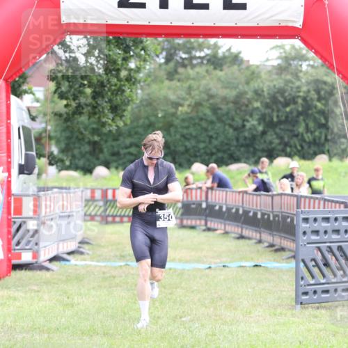 21.06.2026 - 29. Vierlanden-Triathlon Andreas Tolksdorf http://msf.ph/oto/9876411 21.06.2026 11:09:34 Ziel 350, 350 meine-sportfotos.de