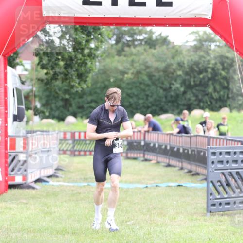 21.06.2026 - 29. Vierlanden-Triathlon Andreas Tolksdorf http://msf.ph/oto/9876425 21.06.2026 11:09:34 Ziel 350, 350 meine-sportfotos.de