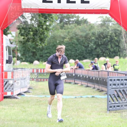 21.06.2026 - 29. Vierlanden-Triathlon Andreas Tolksdorf http://msf.ph/oto/9876433 21.06.2026 11:09:34 Ziel 350, 350 meine-sportfotos.de