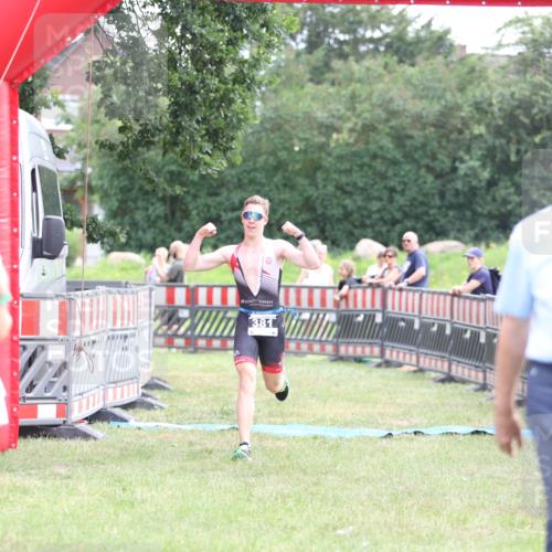 21.06.2026 - 29. Vierlanden-Triathlon Andreas Tolksdorf http://msf.ph/oto/9876441 21.06.2026 11:10:18 Ziel  meine-sportfotos.de