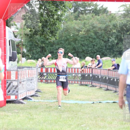21.06.2026 - 29. Vierlanden-Triathlon Andreas Tolksdorf http://msf.ph/oto/9876450 21.06.2026 11:10:18 Ziel  meine-sportfotos.de