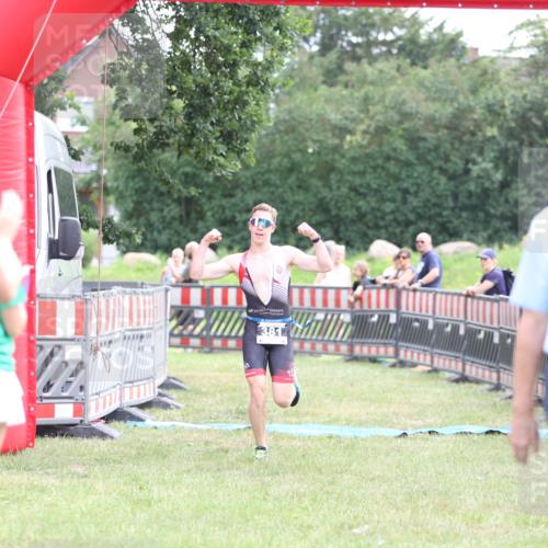 21.06.2026 - 29. Vierlanden-Triathlon Andreas Tolksdorf http://msf.ph/oto/9876457 21.06.2026 11:10:18 Ziel  meine-sportfotos.de