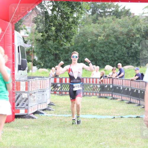 21.06.2026 - 29. Vierlanden-Triathlon Andreas Tolksdorf http://msf.ph/oto/9876472 21.06.2026 11:10:18 Ziel  meine-sportfotos.de
