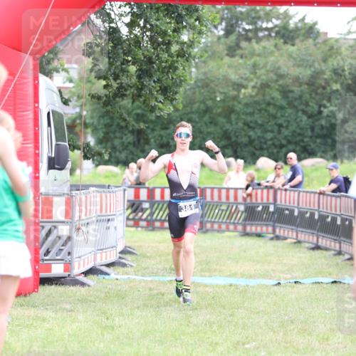 21.06.2026 - 29. Vierlanden-Triathlon Andreas Tolksdorf http://msf.ph/oto/9876477 21.06.2026 11:10:18 Ziel  meine-sportfotos.de