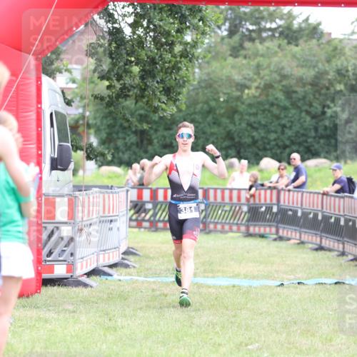 21.06.2026 - 29. Vierlanden-Triathlon Andreas Tolksdorf http://msf.ph/oto/9876487 21.06.2026 11:10:18 Ziel  meine-sportfotos.de
