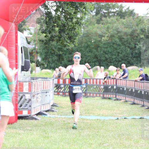 21.06.2026 - 29. Vierlanden-Triathlon Andreas Tolksdorf http://msf.ph/oto/9876493 21.06.2026 11:10:18 Ziel  meine-sportfotos.de