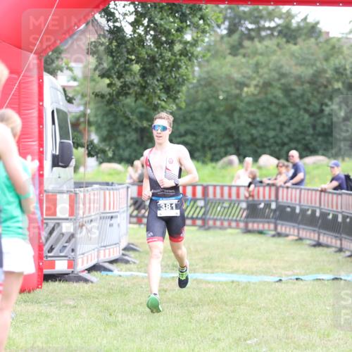 21.06.2026 - 29. Vierlanden-Triathlon Andreas Tolksdorf http://msf.ph/oto/9876547 21.06.2026 11:10:18 Ziel  meine-sportfotos.de