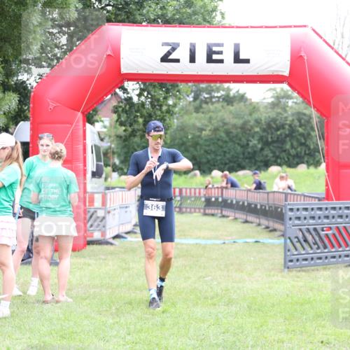 21.06.2026 - 29. Vierlanden-Triathlon Andreas Tolksdorf http://msf.ph/oto/9876593 21.06.2026 11:10:39 Ziel  meine-sportfotos.de