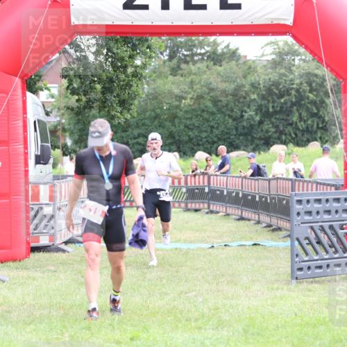 21.06.2026 - 29. Vierlanden-Triathlon Andreas Tolksdorf http://msf.ph/oto/9876786 21.06.2026 11:11:08 Ziel 354, 424, 354, 424 meine-sportfotos.de