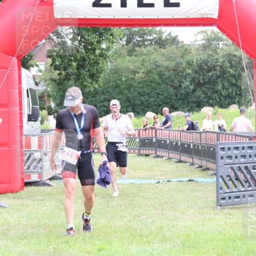 21.06.2026 - 29. Vierlanden-Triathlon Andreas Tolksdorf http://msf.ph/oto/9876795 21.06.2026 11:11:08 Ziel 354, 424, 354, 424 meine-sportfotos.de
