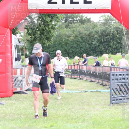 21.06.2026 - 29. Vierlanden-Triathlon Andreas Tolksdorf http://msf.ph/oto/9876803 21.06.2026 11:11:08 Ziel 354, 424, 354, 424 meine-sportfotos.de