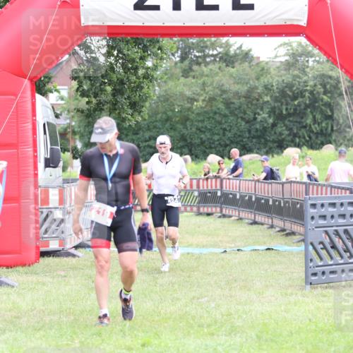 21.06.2026 - 29. Vierlanden-Triathlon Andreas Tolksdorf http://msf.ph/oto/9876812 21.06.2026 11:11:08 Ziel 354, 424, 354, 424 meine-sportfotos.de