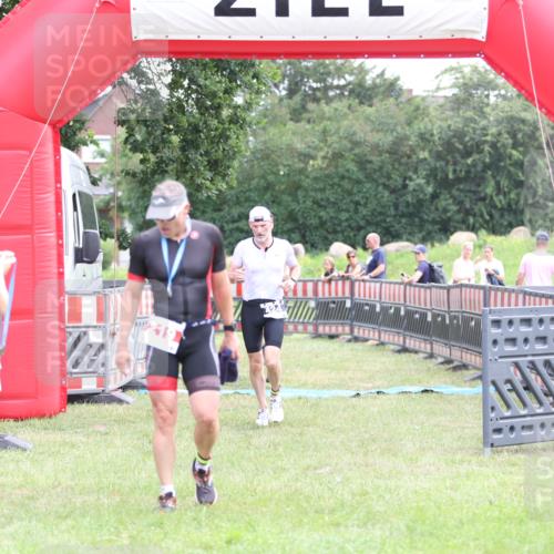 21.06.2026 - 29. Vierlanden-Triathlon Andreas Tolksdorf http://msf.ph/oto/9876820 21.06.2026 11:11:08 Ziel 354, 424, 354, 424 meine-sportfotos.de