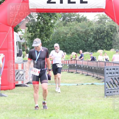 21.06.2026 - 29. Vierlanden-Triathlon Andreas Tolksdorf http://msf.ph/oto/9876829 21.06.2026 11:11:08 Ziel 354, 424, 354, 424 meine-sportfotos.de
