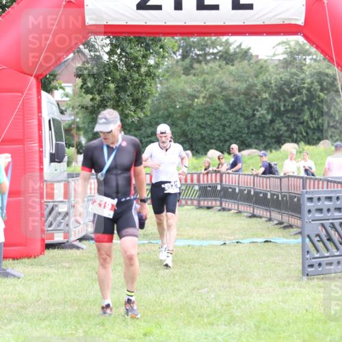 21.06.2026 - 29. Vierlanden-Triathlon Andreas Tolksdorf http://msf.ph/oto/9876837 21.06.2026 11:11:08 Ziel 354, 424, 354, 424 meine-sportfotos.de