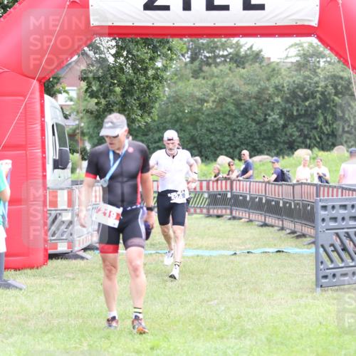 21.06.2026 - 29. Vierlanden-Triathlon Andreas Tolksdorf http://msf.ph/oto/9876847 21.06.2026 11:11:08 Ziel 354, 424, 354, 424 meine-sportfotos.de