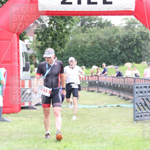 21.06.2026 - 29. Vierlanden-Triathlon Andreas Tolksdorf http://msf.ph/oto/9876855 21.06.2026 11:11:08 Ziel 354, 424, 354, 424 meine-sportfotos.de