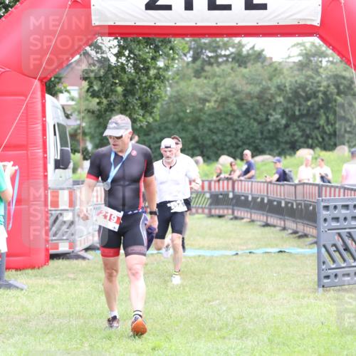 21.06.2026 - 29. Vierlanden-Triathlon Andreas Tolksdorf http://msf.ph/oto/9876864 21.06.2026 11:11:08 Ziel 354, 424, 354, 424 meine-sportfotos.de