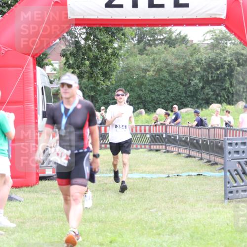 21.06.2026 - 29. Vierlanden-Triathlon Andreas Tolksdorf http://msf.ph/oto/9876898 21.06.2026 11:11:10 Ziel 354, 424, 354, 424 meine-sportfotos.de