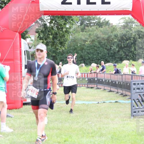 21.06.2026 - 29. Vierlanden-Triathlon Andreas Tolksdorf http://msf.ph/oto/9876907 21.06.2026 11:11:10 Ziel 354, 424, 354, 424 meine-sportfotos.de
