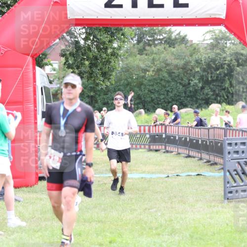 21.06.2026 - 29. Vierlanden-Triathlon Andreas Tolksdorf http://msf.ph/oto/9876922 21.06.2026 11:11:10 Ziel 354, 424, 354, 424 meine-sportfotos.de