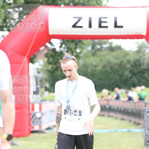 21.06.2026 - 29. Vierlanden-Triathlon Andreas Tolksdorf http://msf.ph/oto/9876987 21.06.2026 11:11:22 Ziel  meine-sportfotos.de