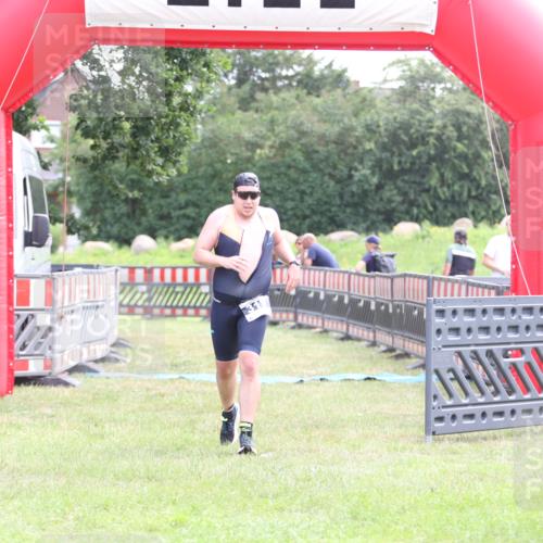 21.06.2026 - 29. Vierlanden-Triathlon Andreas Tolksdorf http://msf.ph/oto/9877307 21.06.2026 11:12:03 Ziel 317, 317 meine-sportfotos.de