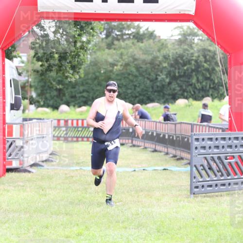 21.06.2026 - 29. Vierlanden-Triathlon Andreas Tolksdorf http://msf.ph/oto/9877320 21.06.2026 11:12:03 Ziel 317, 317 meine-sportfotos.de