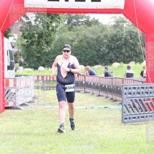 21.06.2026 - 29. Vierlanden-Triathlon Andreas Tolksdorf http://msf.ph/oto/9877349 21.06.2026 11:12:03 Ziel 317, 317 meine-sportfotos.de
