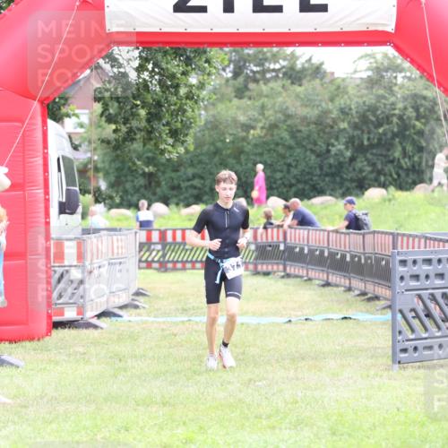 21.06.2026 - 29. Vierlanden-Triathlon Andreas Tolksdorf http://msf.ph/oto/9877421 21.06.2026 11:12:26 Ziel  meine-sportfotos.de
