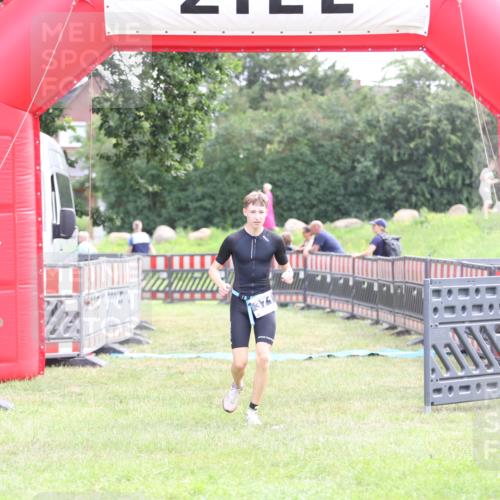 21.06.2026 - 29. Vierlanden-Triathlon Andreas Tolksdorf http://msf.ph/oto/9877468 21.06.2026 11:12:26 Ziel  meine-sportfotos.de