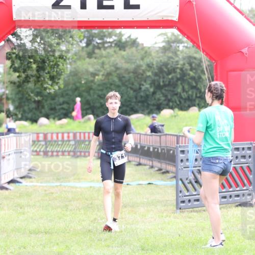 21.06.2026 - 29. Vierlanden-Triathlon Andreas Tolksdorf http://msf.ph/oto/9877516 21.06.2026 11:12:27 Ziel  meine-sportfotos.de
